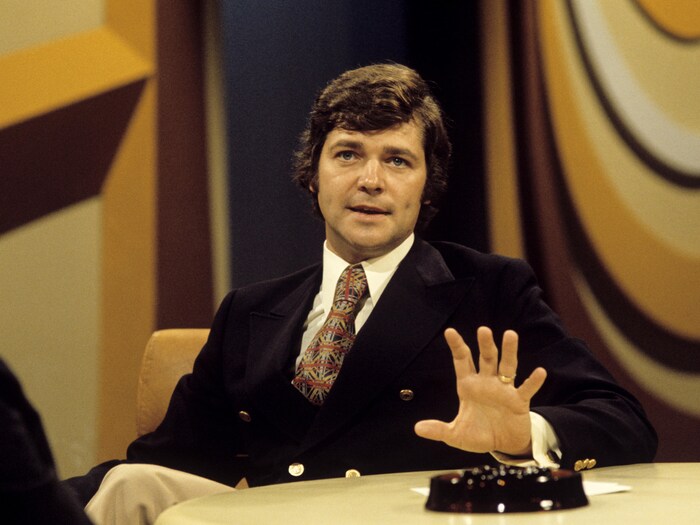 Claude Beauchamp sur le plateau d'une émission de Radio-Canada en 1975.