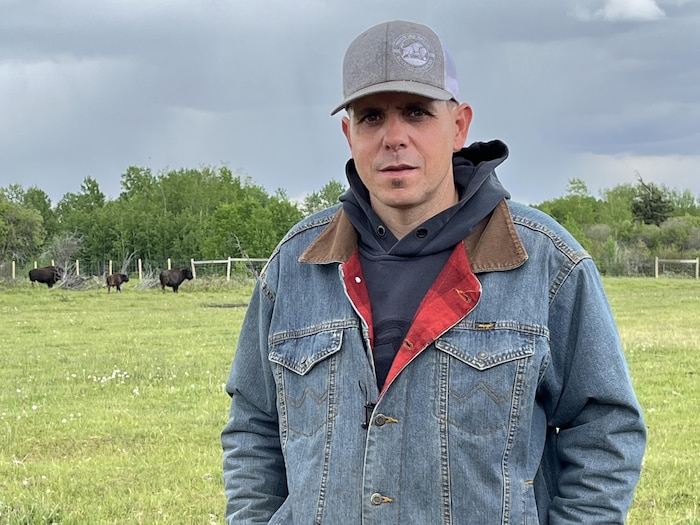 Clayton Whitney se tient debout dans un pré. 