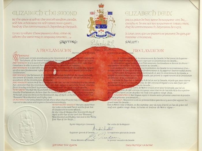 Photo de la proclamation de la constitution canadienne dans un cadre.