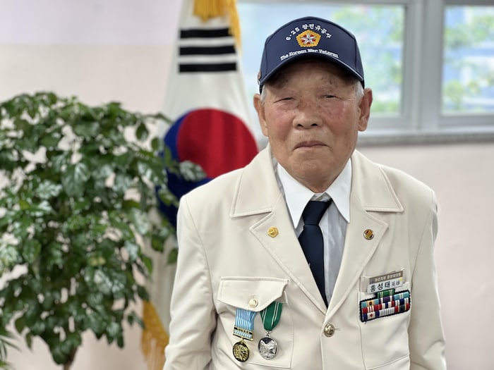 Seong Tae-Hong poses with his medals.