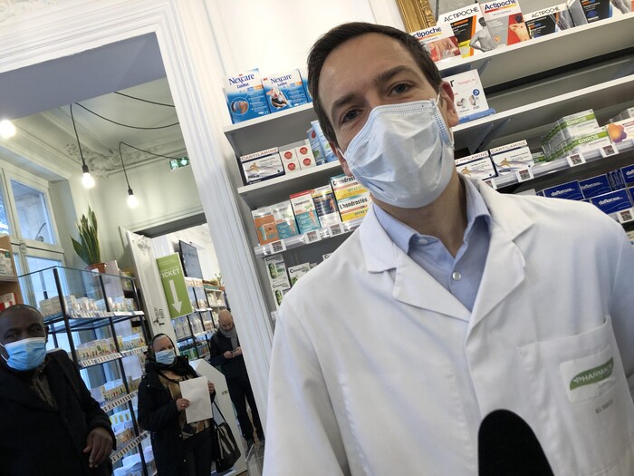 Éric Myon porte un masque.