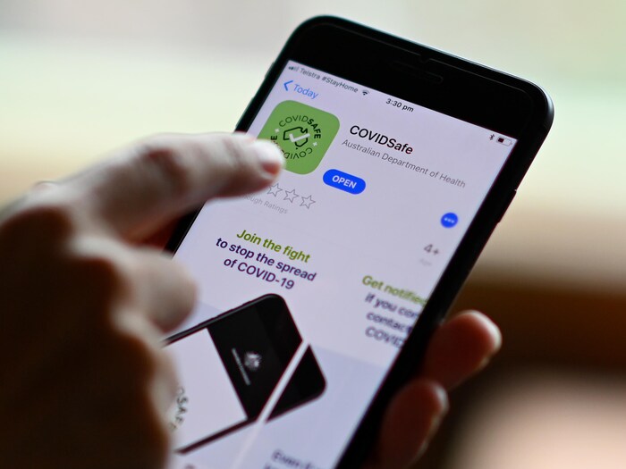 Gros plan sur un téléphone intelligent avec l'application COVIDSafe à l'écran.