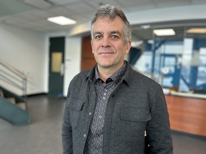 Jean-Denis Toupin prend la pose devant la caméra. 