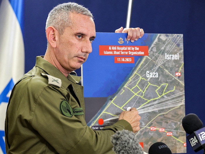 M. Hagari montre une carte des frappes sur Gaza.