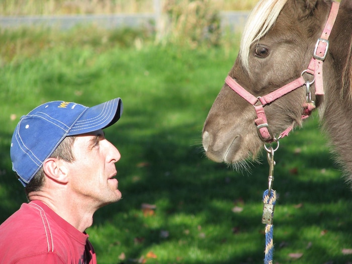 Dany Poirier avec un cheval.
