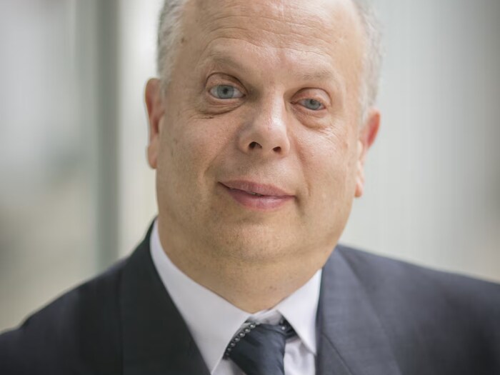 David Lepofsky, défenseur des droits des personnes handicapées, affirme que, légalement, rien n'empêche un lieu de spectacle de demander une preuve de handicap ou de problème médical nécessitant des sièges accessibles.