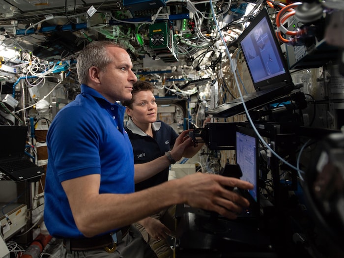 David Saint-Jacques aux commandes d’un appareil.