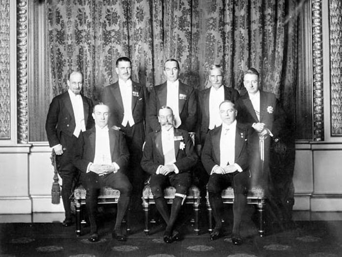 Photo d'archive sur laquelle on voit George V et les premiers ministres des dominions de l'Empire britannique.