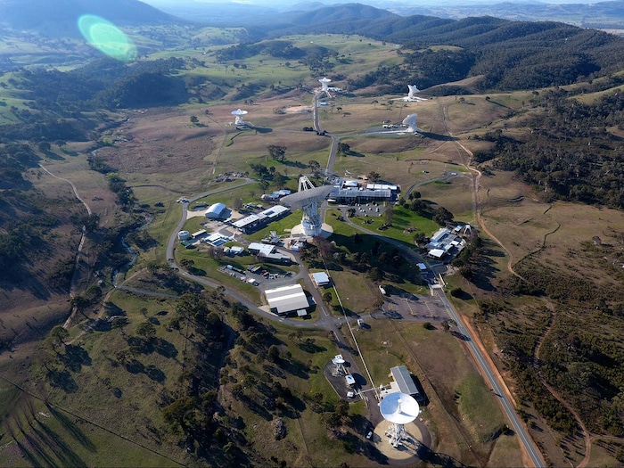 Foto aérea do complexo com antenas parabólicas.