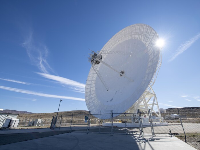 Uma grande antena parabólica.