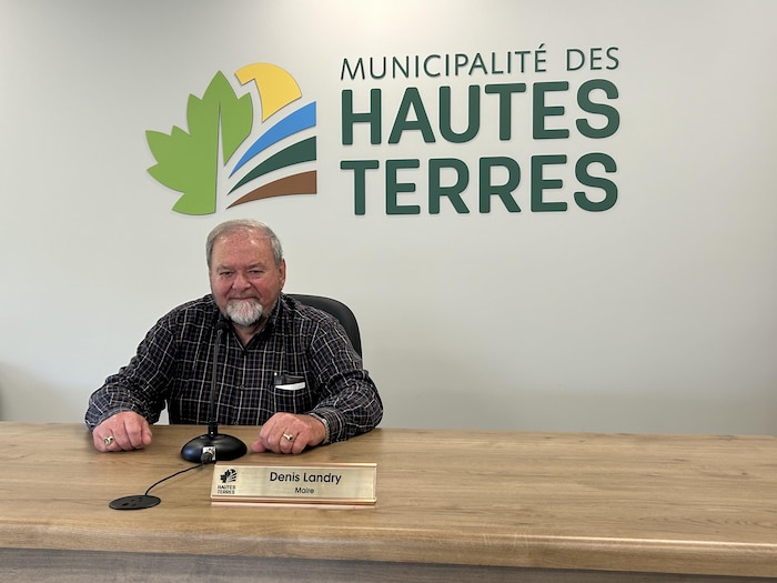 Un homme dans un bureau