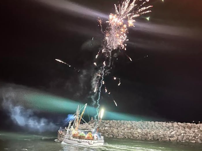 Un bateau et des feux d'artifice.