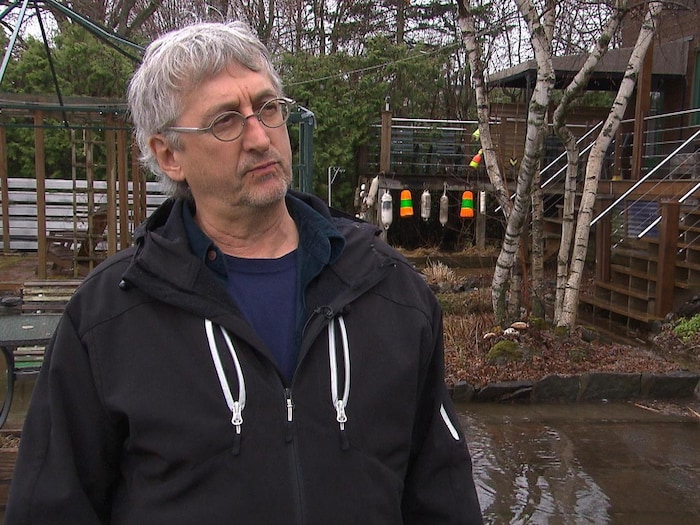 Dominic Moschetti devant son terrain inondé.