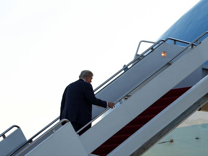 Donald Trump monte à bord de l'avion Air Force One.