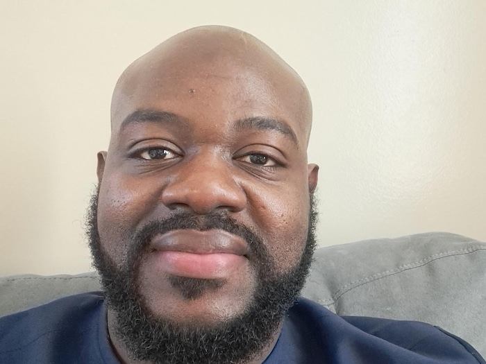 Portrait de Doudou Badji, partisan sénégalais commentant la finale de la CAN 2025