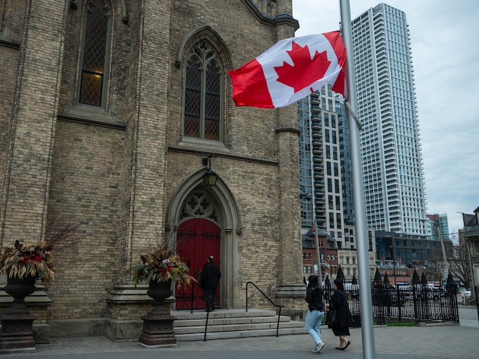 Les drapeaux étaient en berne, lundi, à la cathédrale St. Michael's, au centre-ville de Toronto.