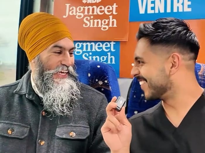 Jagmeet Singh en entrevue avec TheDriveSide dans son autobus de campagne. 