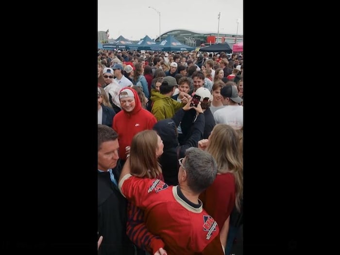 Éric Duhaime prend une photo avec des partisans du Rouge et Or de l'Université Laval.