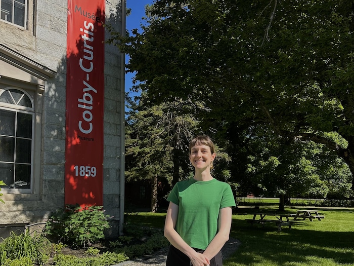 Une jeune femme pose devant le Musée Colby-Curtis de Stanstead.