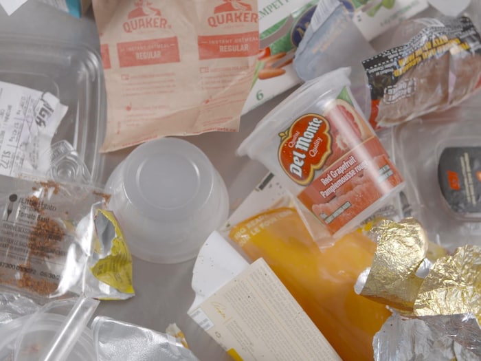 Des emballages de produits individuels en plastique vides.