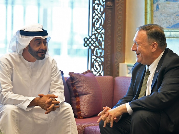 MM. ben Zayed et Pompeo sont assis et sourient.