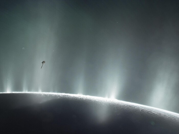 Les panaches de vapeur d'eau d'Encelade. 