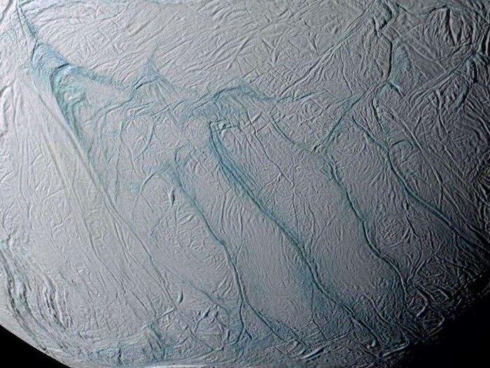 Gros plan sur les quatre rayures d'Encelade.
