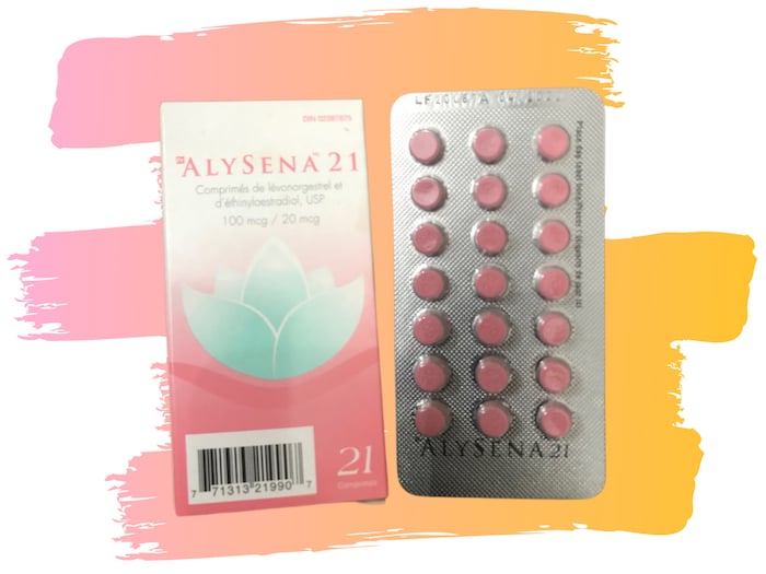 Des pilules contraceptives dans un emballage métallique, à côté de la boîte de carton qui les contient.