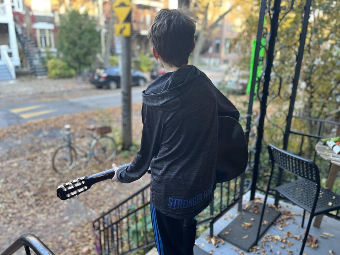 Jules tient la guitare de son père.