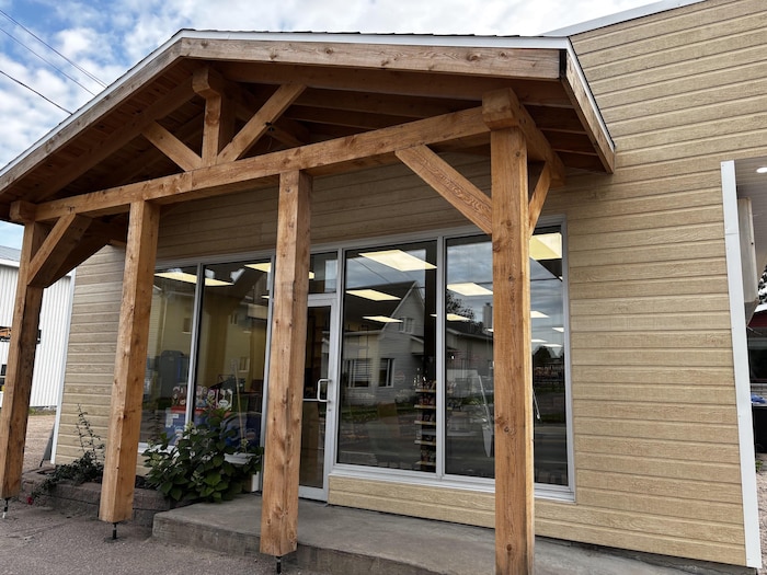 Devanture d'un commerce doté d'un auvent en bois.