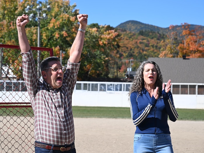 Éric Duhaime lève les bras dans les airs et Marie-Josée Hélie applaudit.