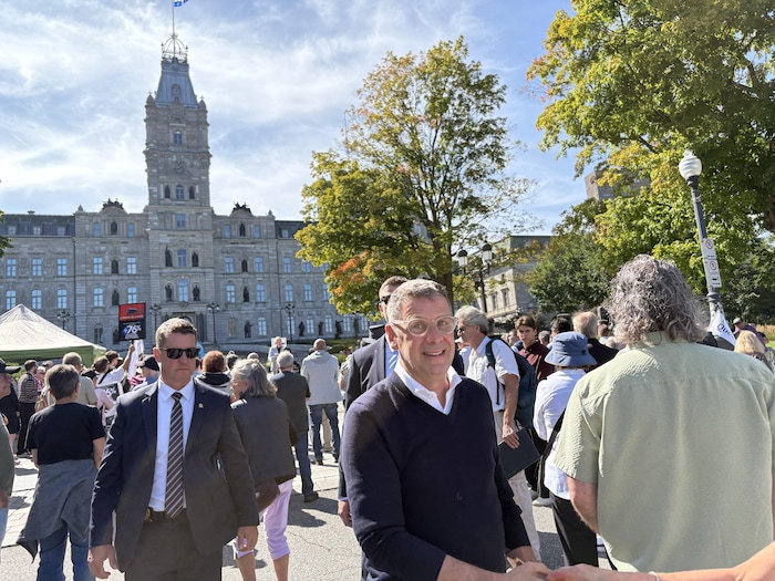 Éric Duhaime dans une manifestation contre le projet de tramway devant l'Assemblée nationale. 
