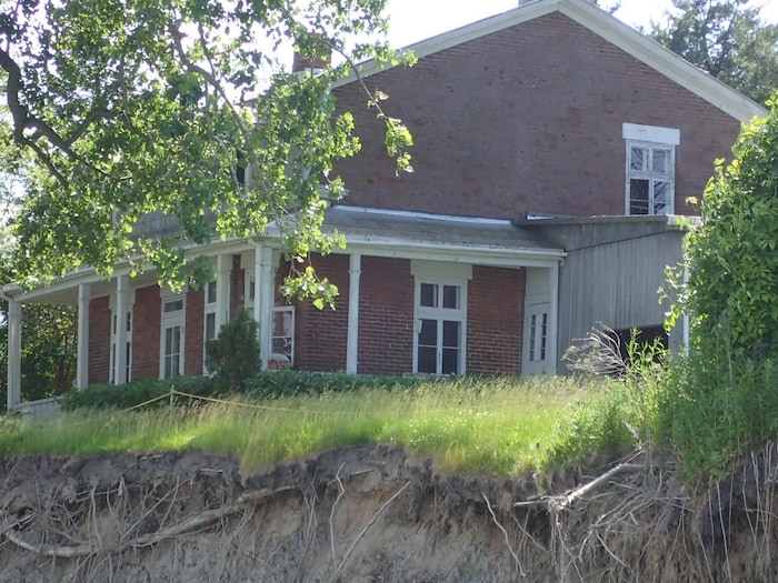 La finition extérieure de la maison Durocher est en briques.