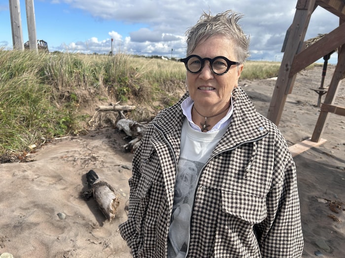 Éda Roussel devant une dune de sable.