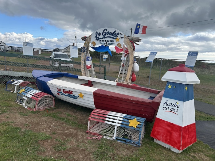  un bateau, un phare miniature et des casiers à homard. 