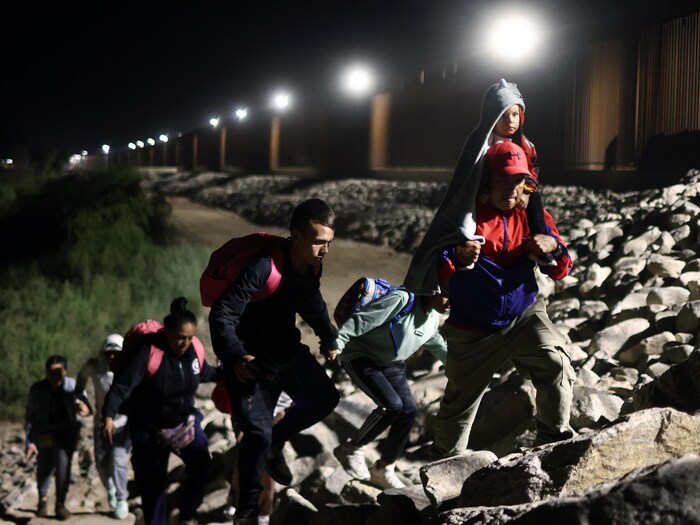 Des migrants marchant le long de la frontière américaine à la hauteur de Yuma en Arizona.