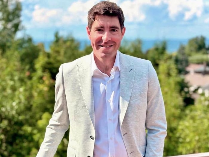 Étienne Pineau Saindon prend la pose à l'extérieur sous le soleil.