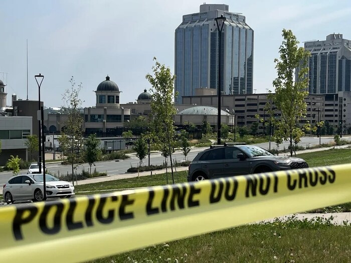 Un ruban jaune délimite un périmètre de sécurité autour des immeubles de bureaux du complexe Purdy's Wharf.