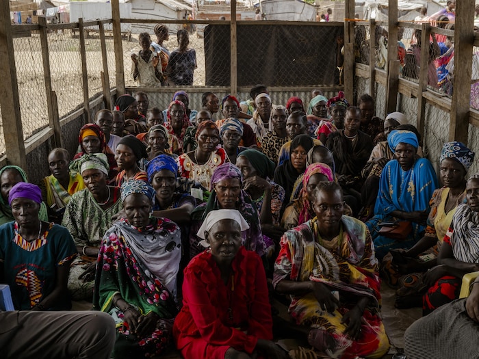 Des dizaines de femmes soudanaises assises dans un enclos dans le camp de Bentiu.