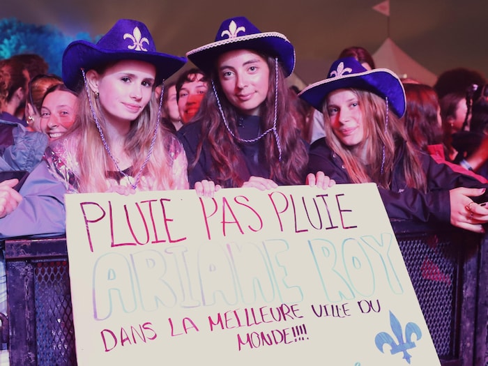Des admiratrices à l'épreuve de la pluie pour Ariane Roy