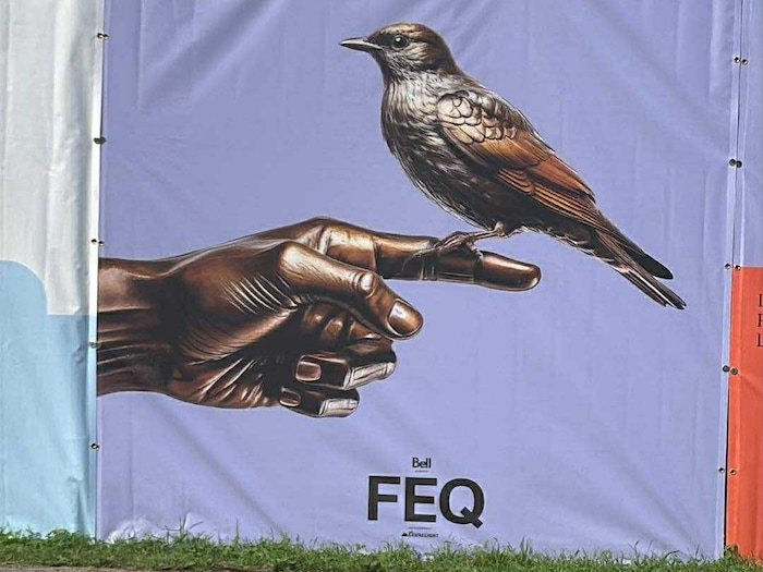 Une des affiches du FEQ produite par quality artificielle montre une main à quatre doigts servant de perchoir à un oiseau qui semble n'avoir qu'une patte.