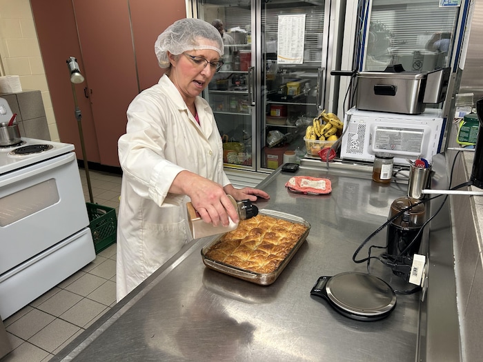 Une femme cuisine des desserts.