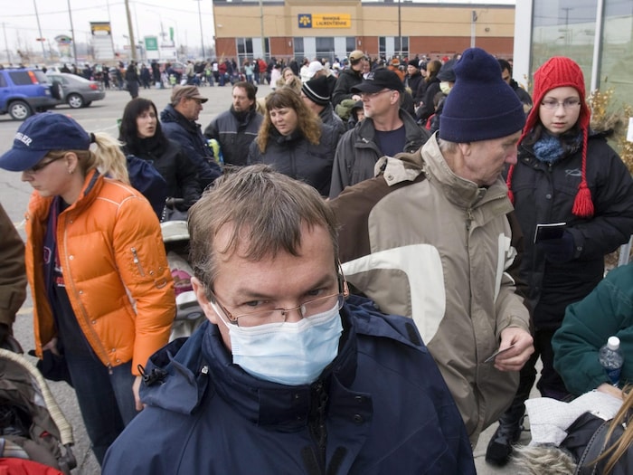 Des gens attendent en file pour obtenir le vaccin contre la grippe H1N1 à Saint-Eustache, le 30 octobre 2009.