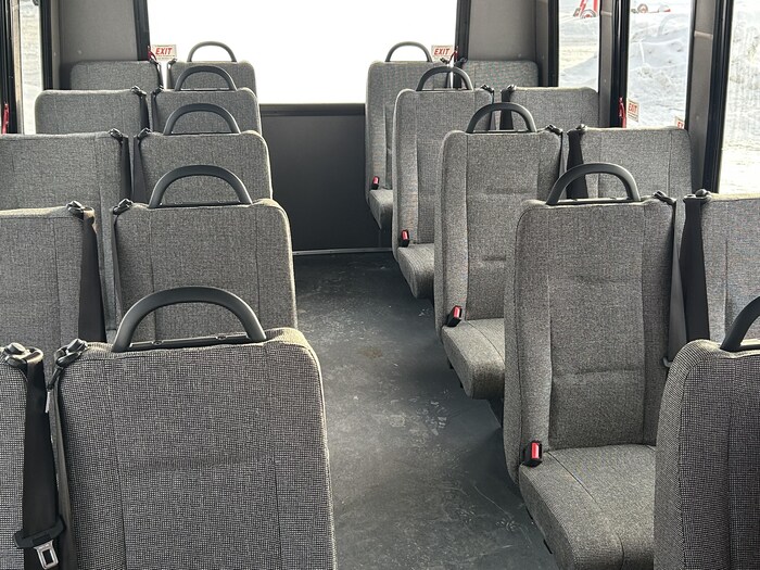 Des sièges d'autobus.