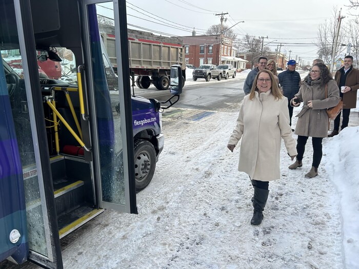 Une femme monte à bord d'un minibus.