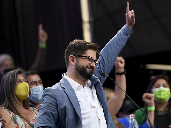 Gabriel Boric lève le bras.
