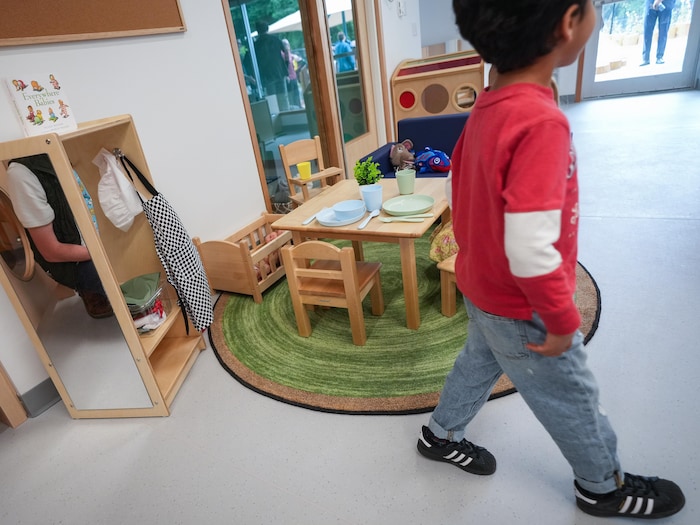Un petit garçon marche dans une aire de jeu dans une garderie du YMCA, à North Vancouver, le 3 juillet 2025.