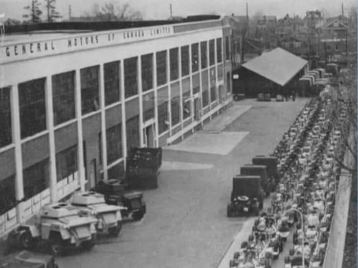 L’usine de General Motors à Oshawa en 1942 avec des véhicules militaires.