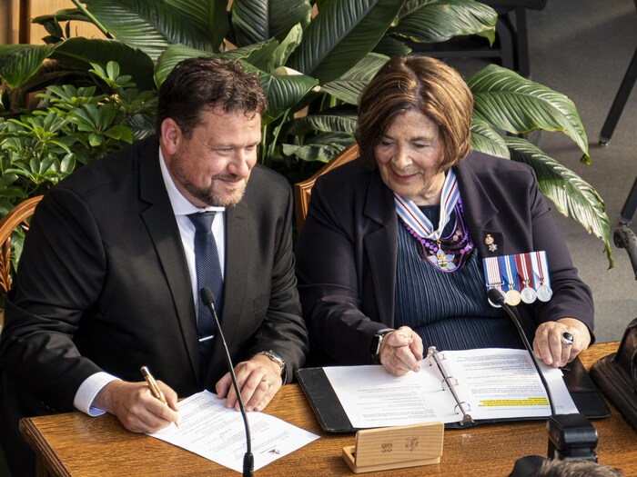 Glen Simard signe les papiers faisant de lui un ministre au Manitoba, lors de l'assermentation du Cabinet de Wab Kinew, le 18 octobre 2023.