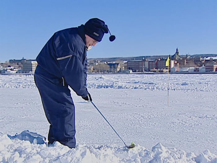 Un golfeur sur la banquise à Rimouski, il y a 20 ans.
